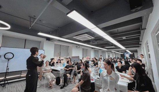 紋繡美學新風尚 從設計藝術到因私出入境中介服務的跨界融合